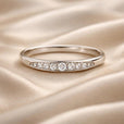 Anillo color oro blanco con circonitas micro pavé