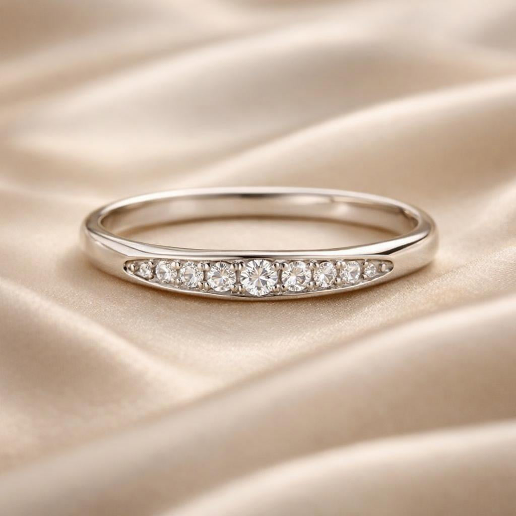 Anillo color oro blanco con circonitas micro pavé