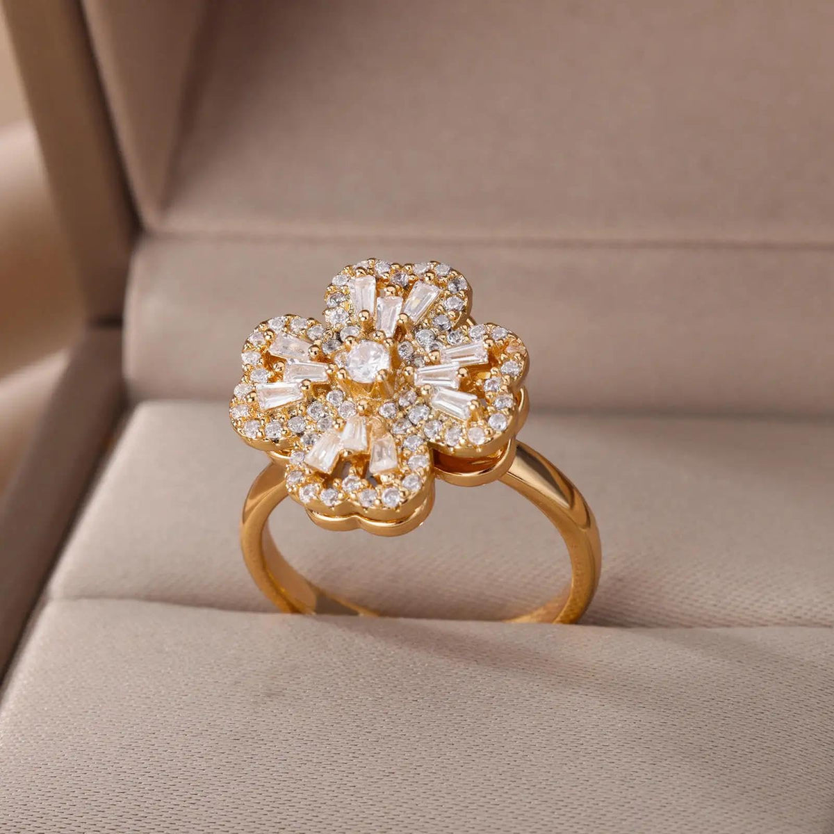 Anillo de declaración con trébol de cristal