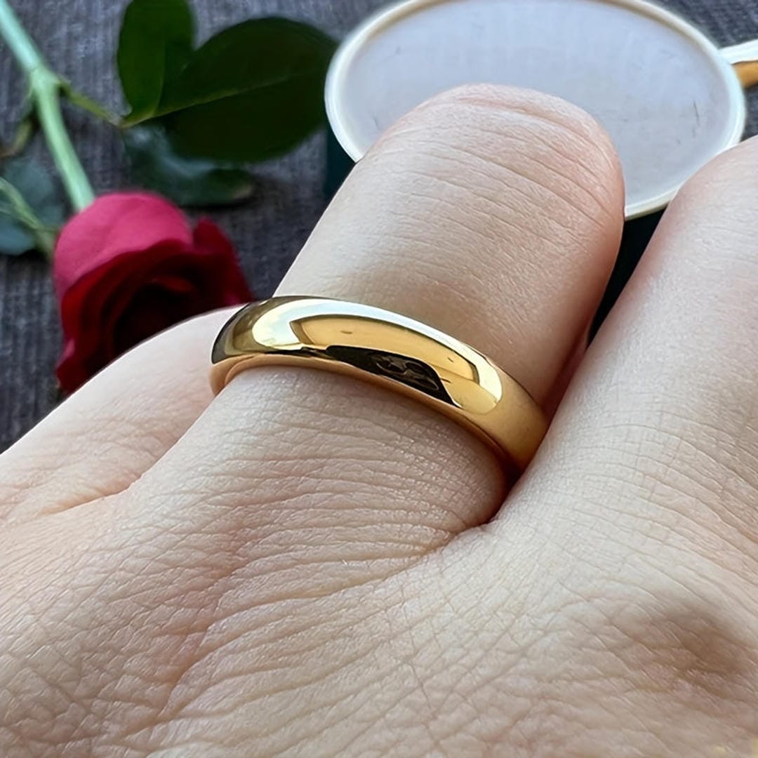 Anillo dorado clásico de cúpula