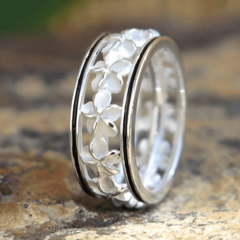 Anillo vintage floral blanco en plata