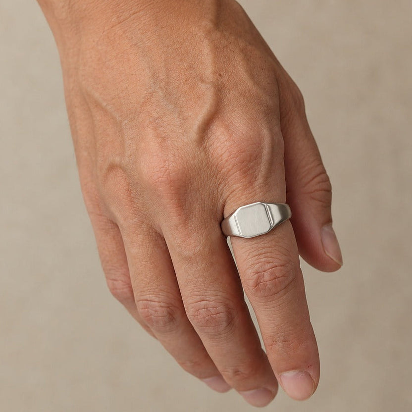 Anillo sello cuadrado soberano de oro blanco