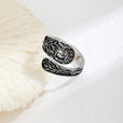 Anillo envolvente de plata con búho del bosque