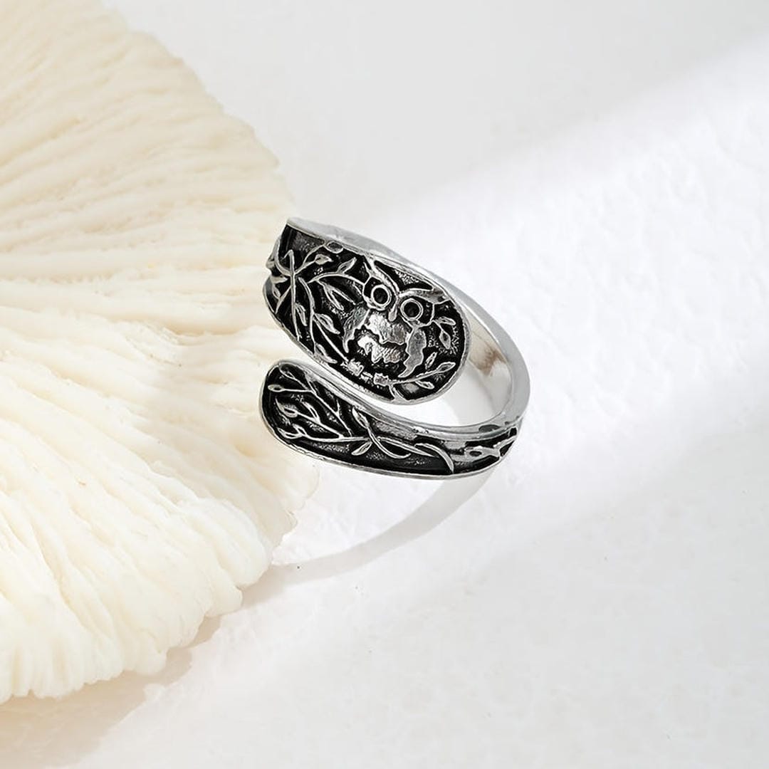 Anillo envolvente de plata con búho del bosque