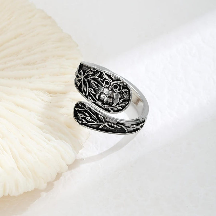 Anillo envolvente de plata con búho del bosque