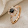 Anillo cuadrado de ónix negro y oro