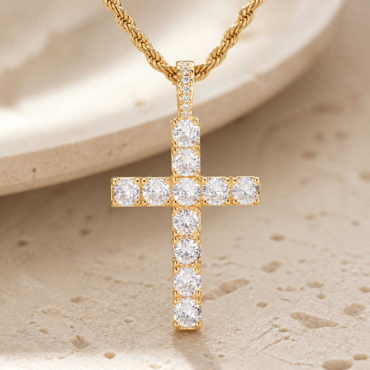 Collar de cruz de oro y moissanita