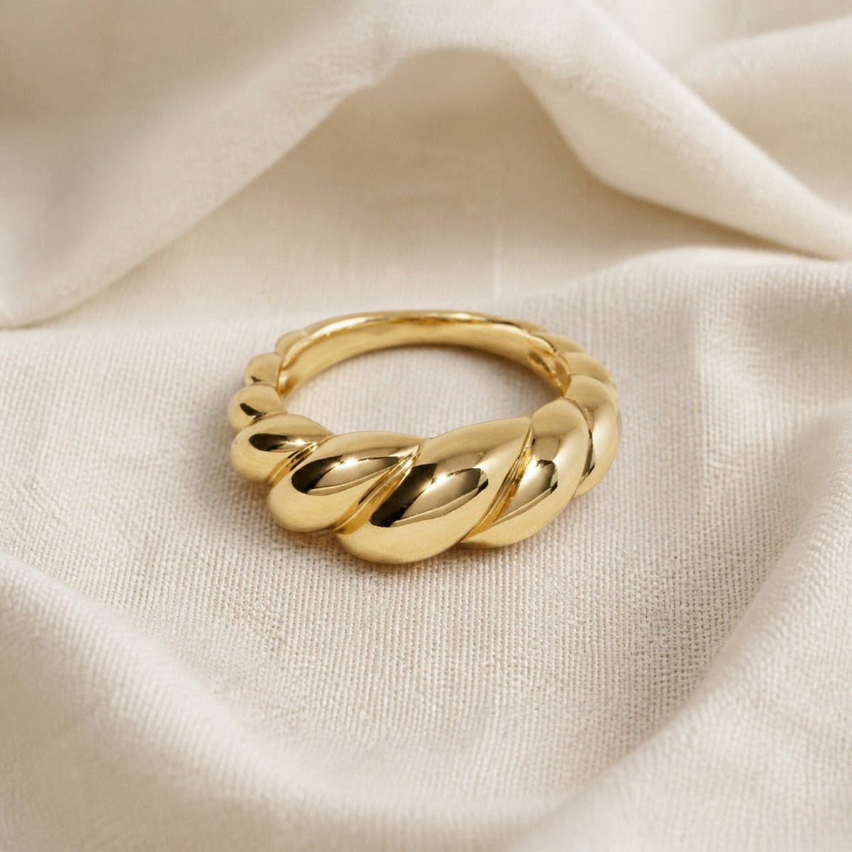 Anillo escultural con cúpula de diseño llamativo — Carmen, Lucía & Rocío