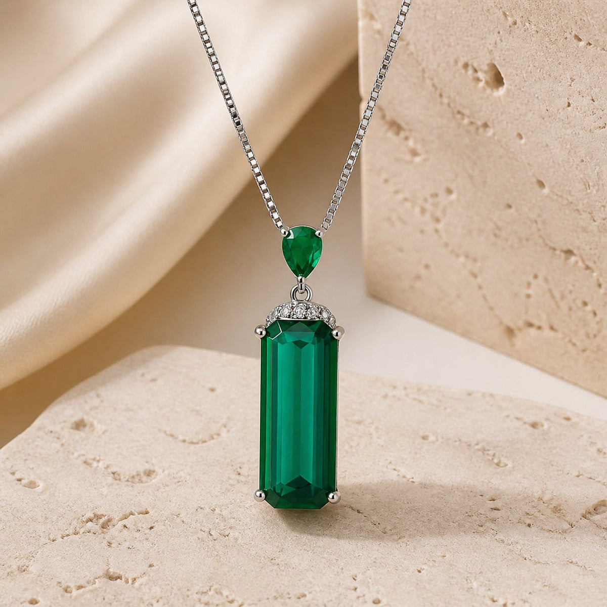 Collar con colgante de cristal esmeralda – imagen 2