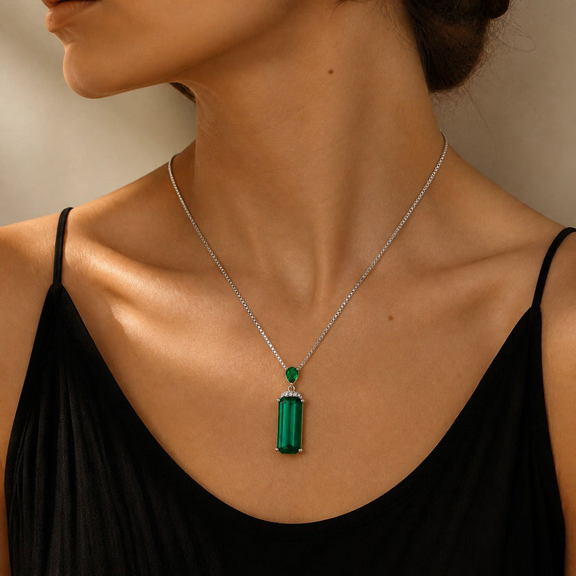 Collar con colgante de cristal esmeralda