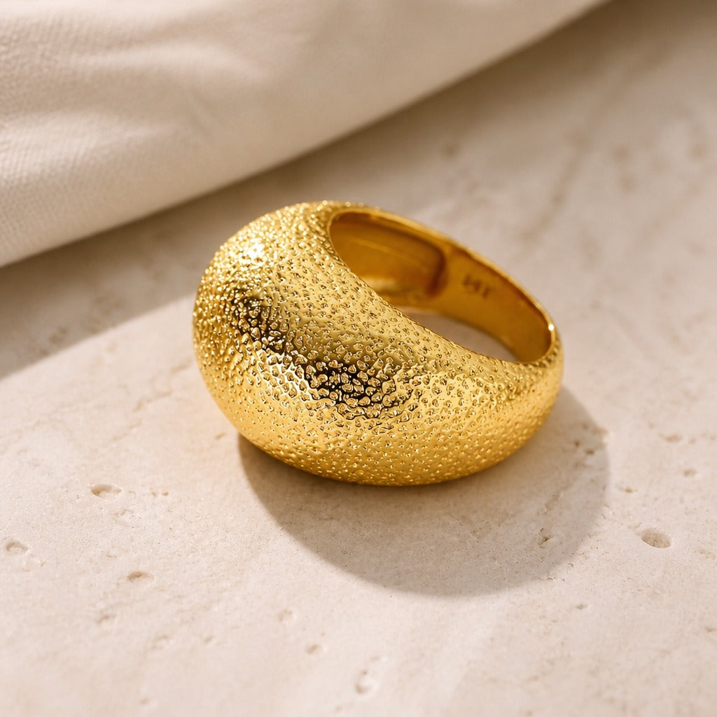 Anillo dorado con cúpula Dinastía — Carmen, Lucía & Rocío