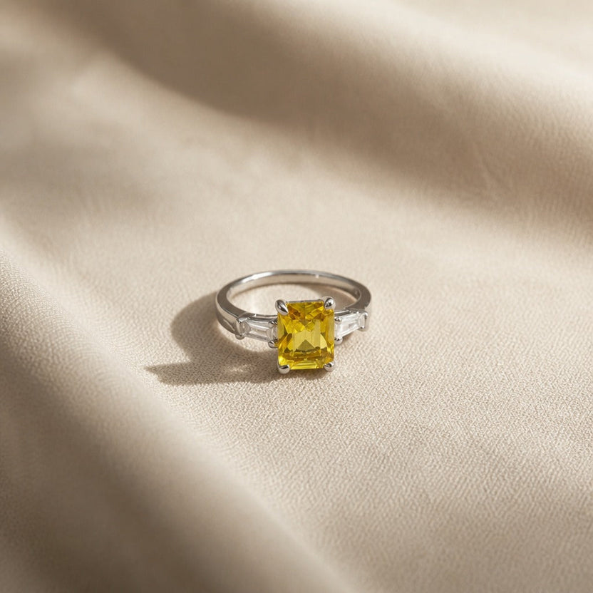 Anillo exquisito con circonita amarilla talla cojín