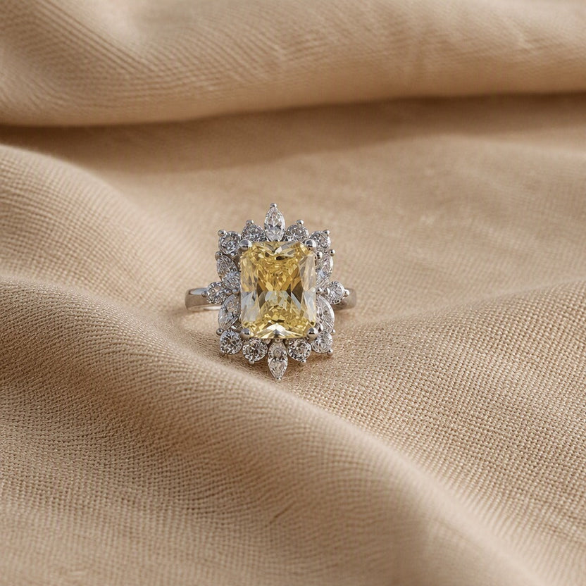 Anillo majestuoso amarillo de rayos de sol
