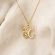 Collar con colgante de mariposa y letra inicial – imagen 14