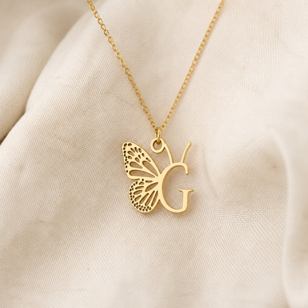 Collar con colgante de mariposa y letra inicial – imagen 14