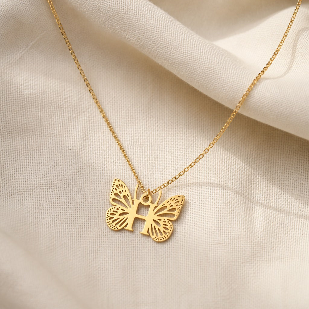 Collar con colgante de mariposa y letra inicial – imagen 16