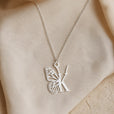 Collar con colgante de mariposa y letra inicial – imagen 23