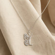 Collar con colgante de mariposa y letra inicial – imagen 25