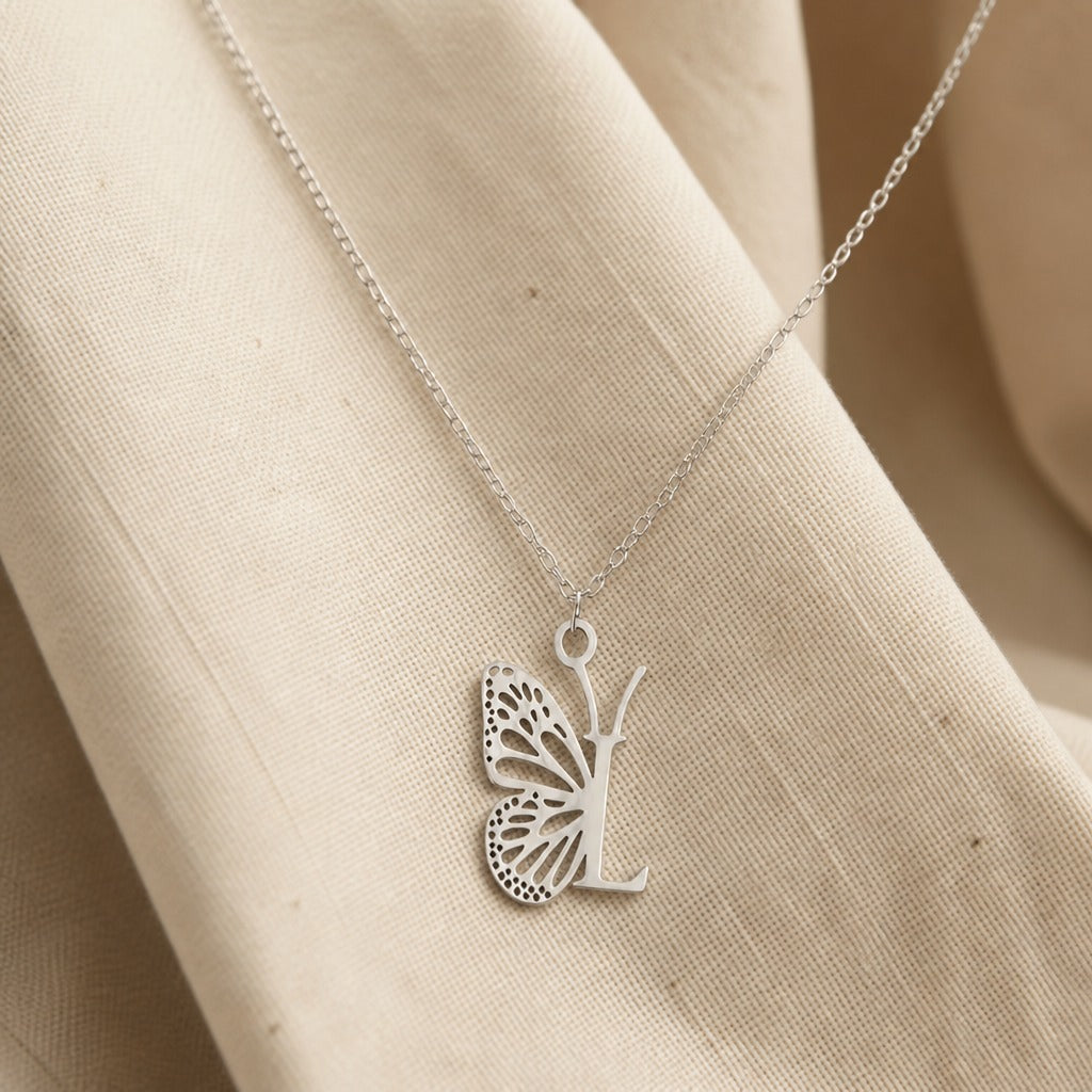 Collar con colgante de mariposa y letra inicial – imagen 25