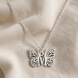 Collar con colgante de mariposa y letra inicial – imagen 27