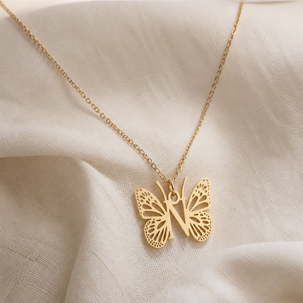 Collar con colgante de mariposa y letra inicial – imagen 28