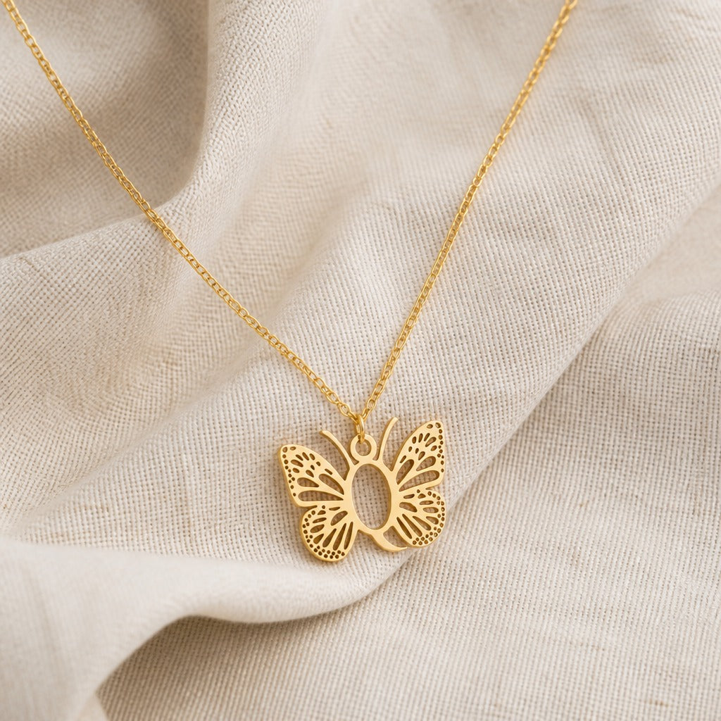 Collar con colgante de mariposa y letra inicial – imagen 34