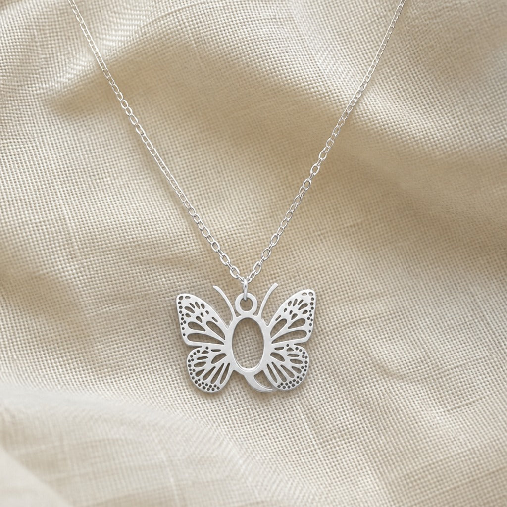 Collar con colgante de mariposa y letra inicial – imagen 35