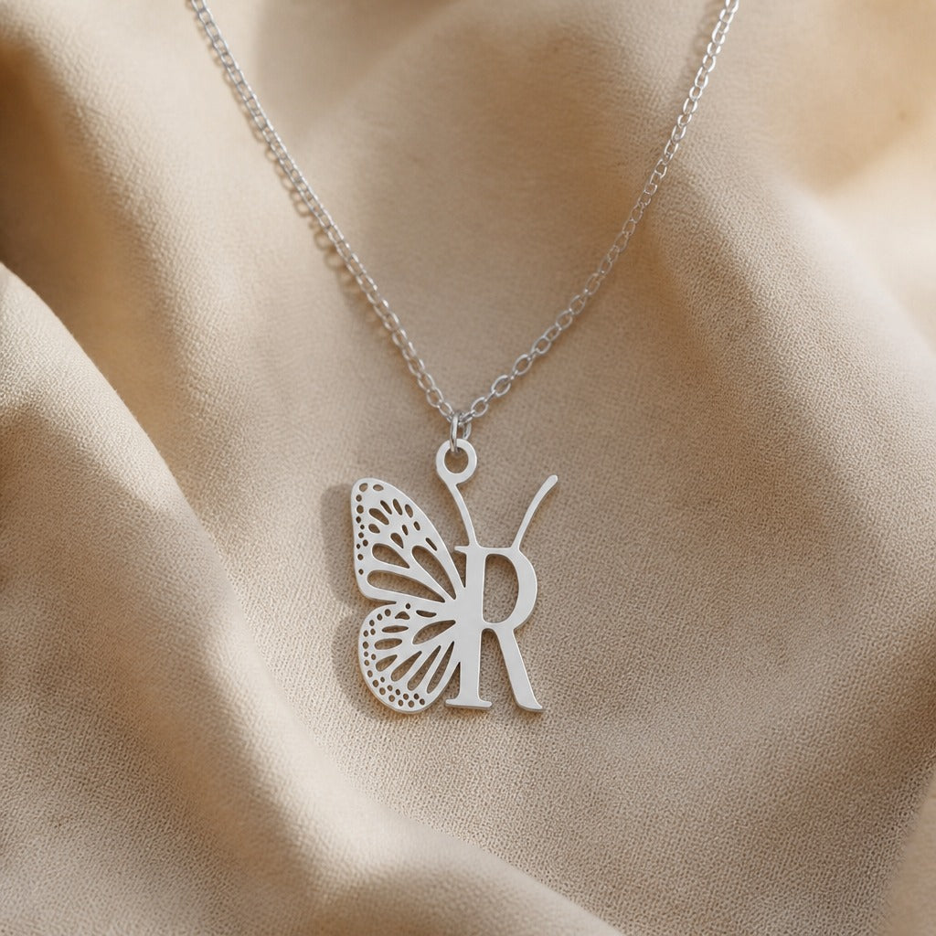 Collar con colgante de mariposa y letra inicial – imagen 37