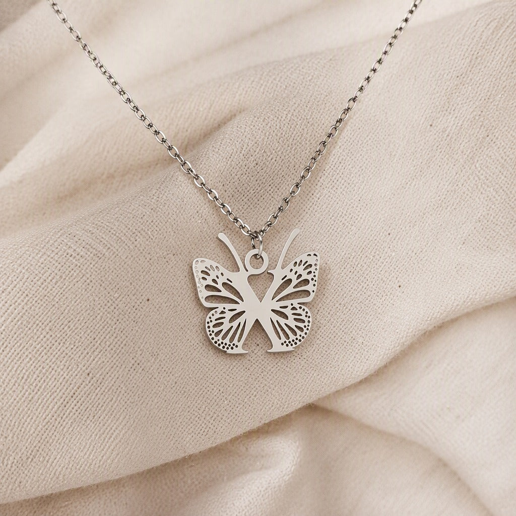 Collar con colgante de mariposa y letra inicial – imagen 49