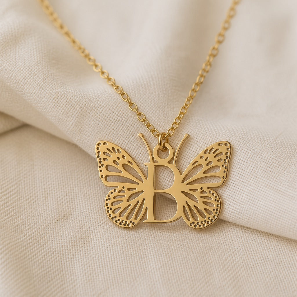 Collar con colgante de mariposa y letra inicial – imagen 4