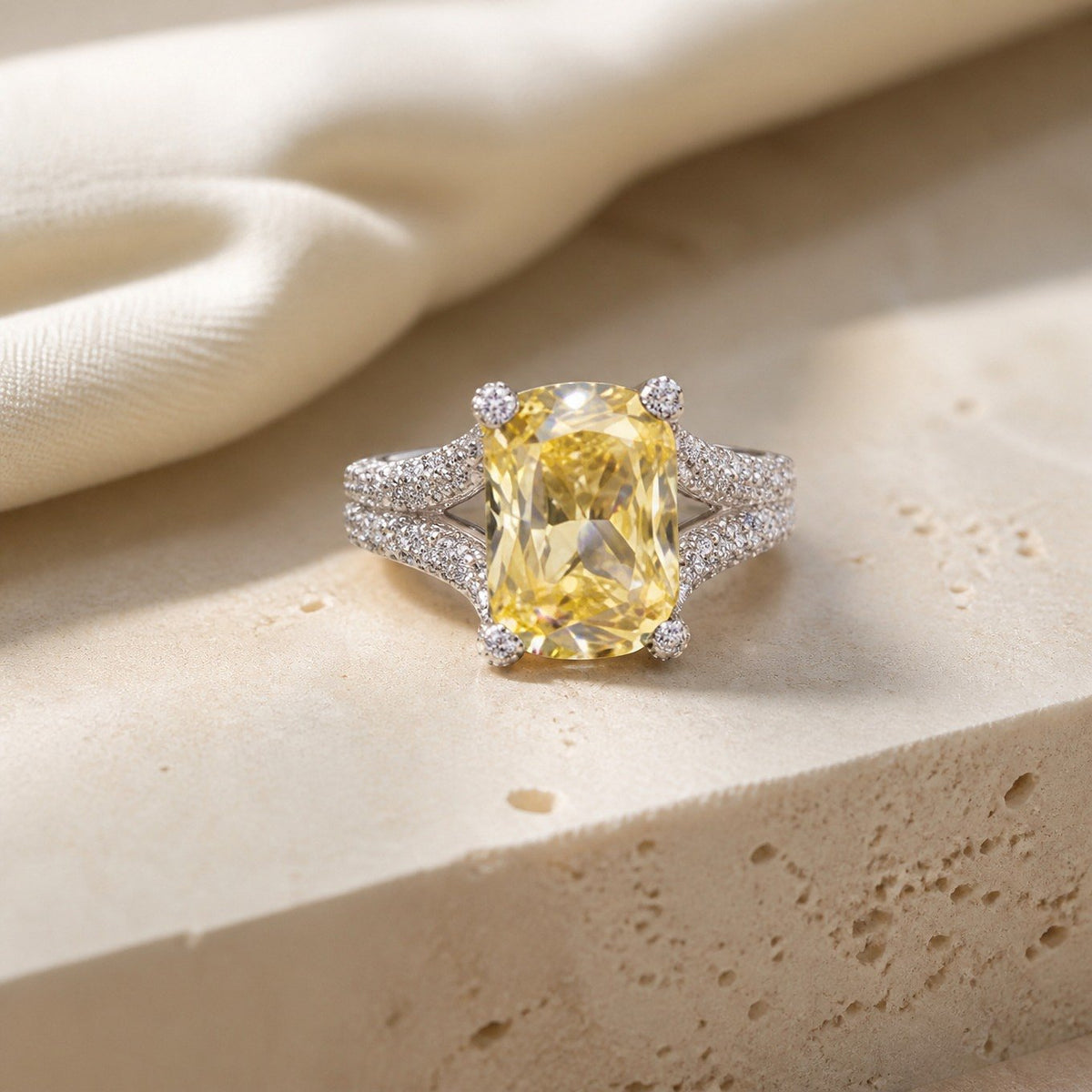 Anillo Luxe amarillo de talla cojín