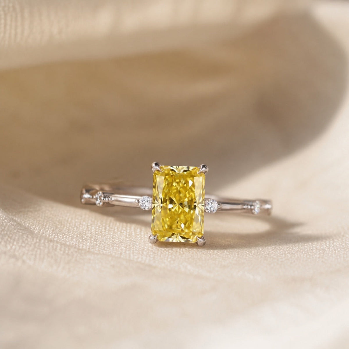 Anillo radiante con piedra amarilla