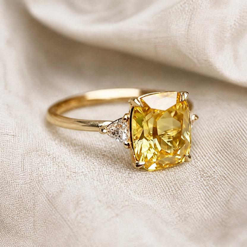 Anillo atemporal amarillo con talla cojín