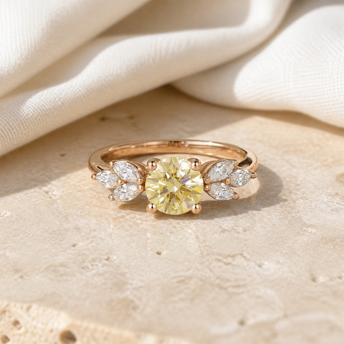Anillo dorado marquise atemporal