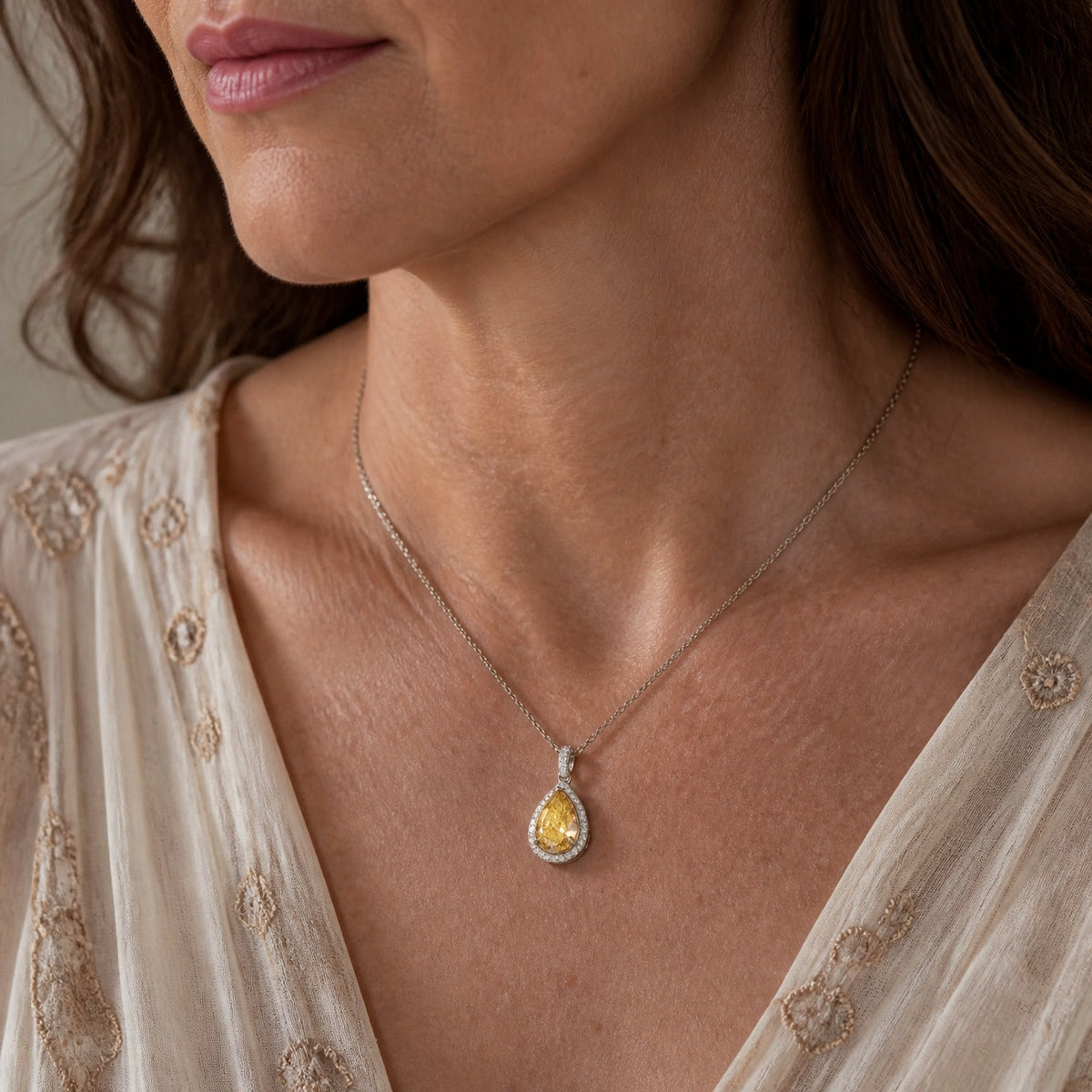 Collar elegante de gota amarillo