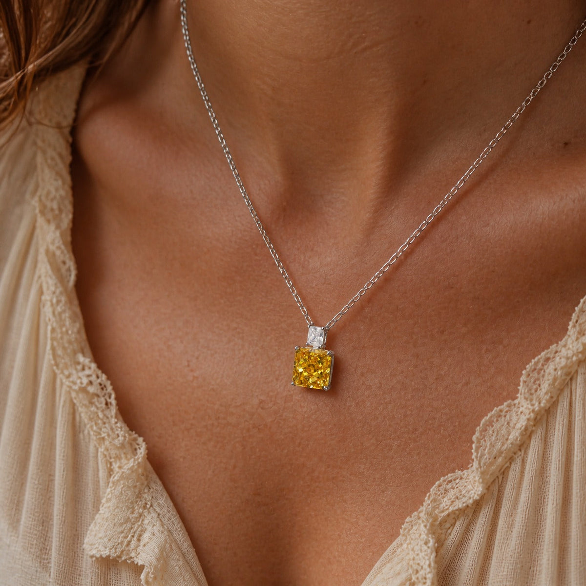 Collar con colgante dorado opulento