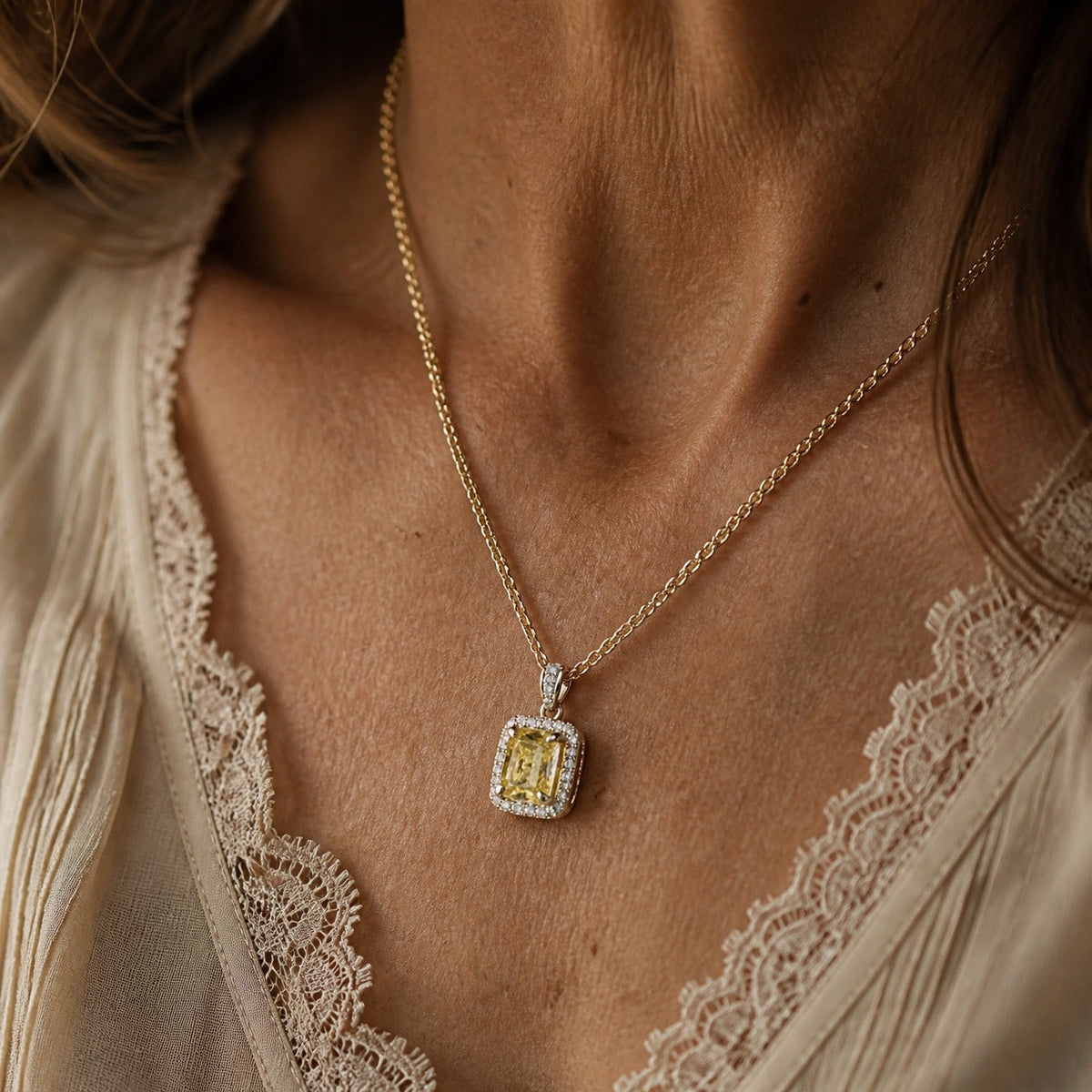 Collar refinado con colgante amarillo