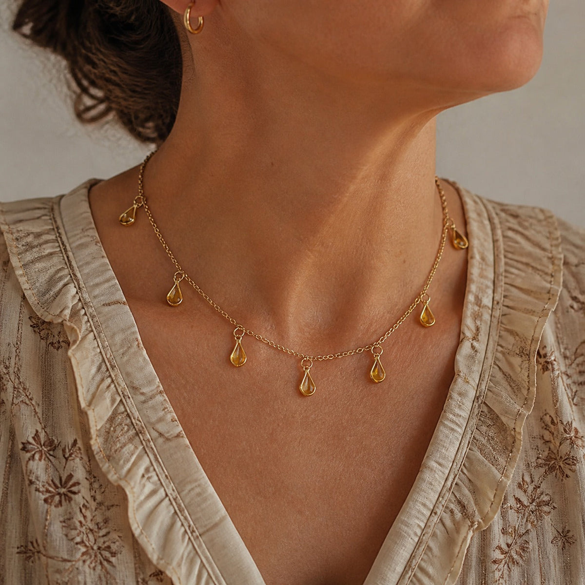 Collar atemporal dorado con colgante en forma de lágrima