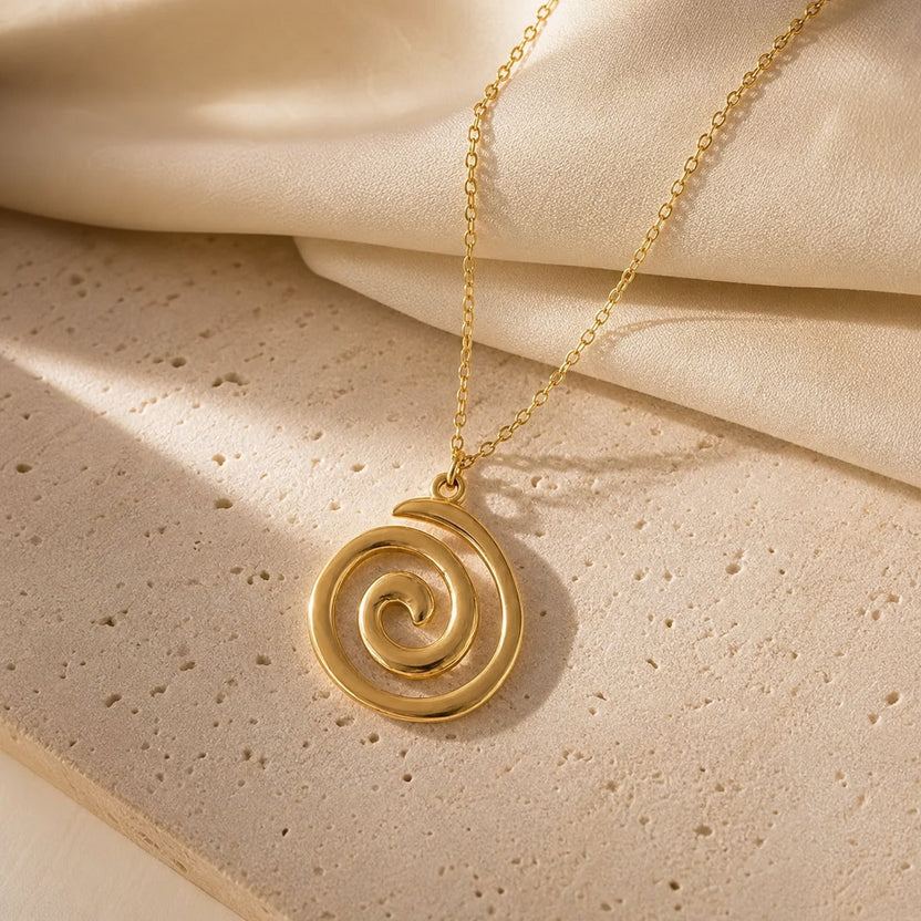 Collar con colgante espiral atemporal
