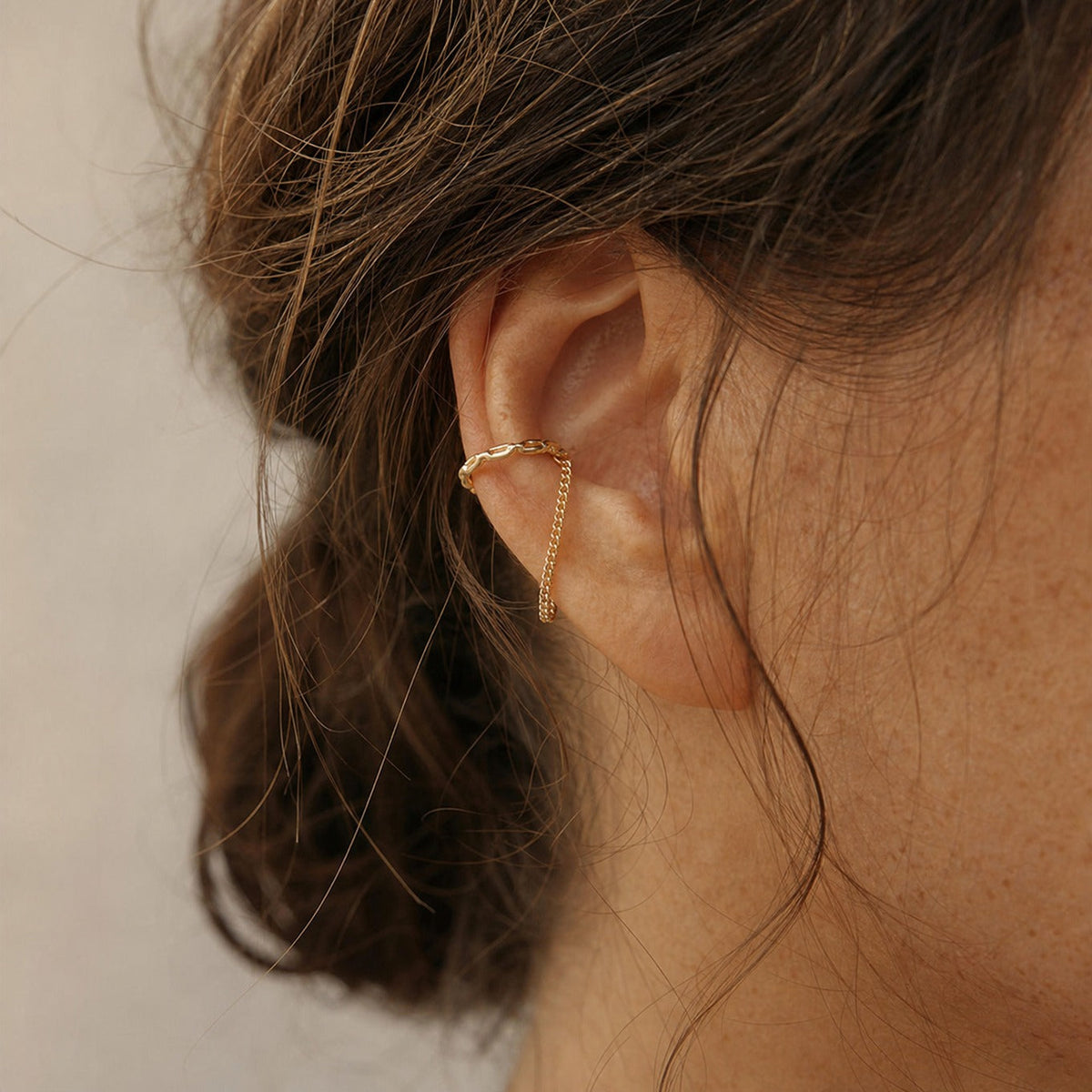 Clip de oreja refinado con borla
