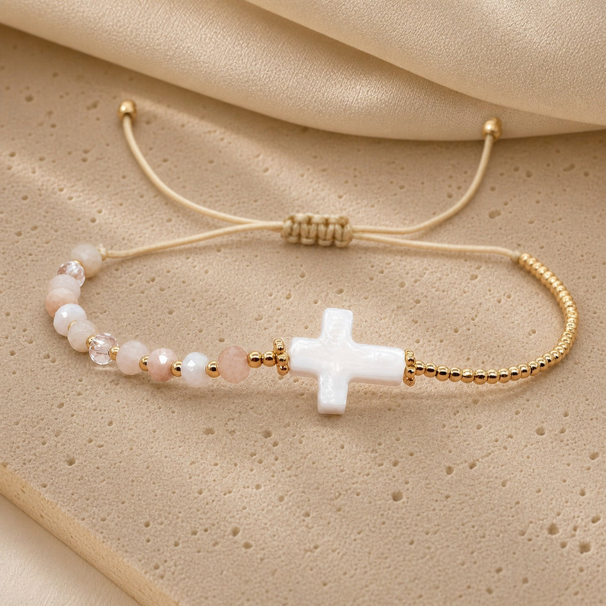 Pulsera elegante con cruz blanca