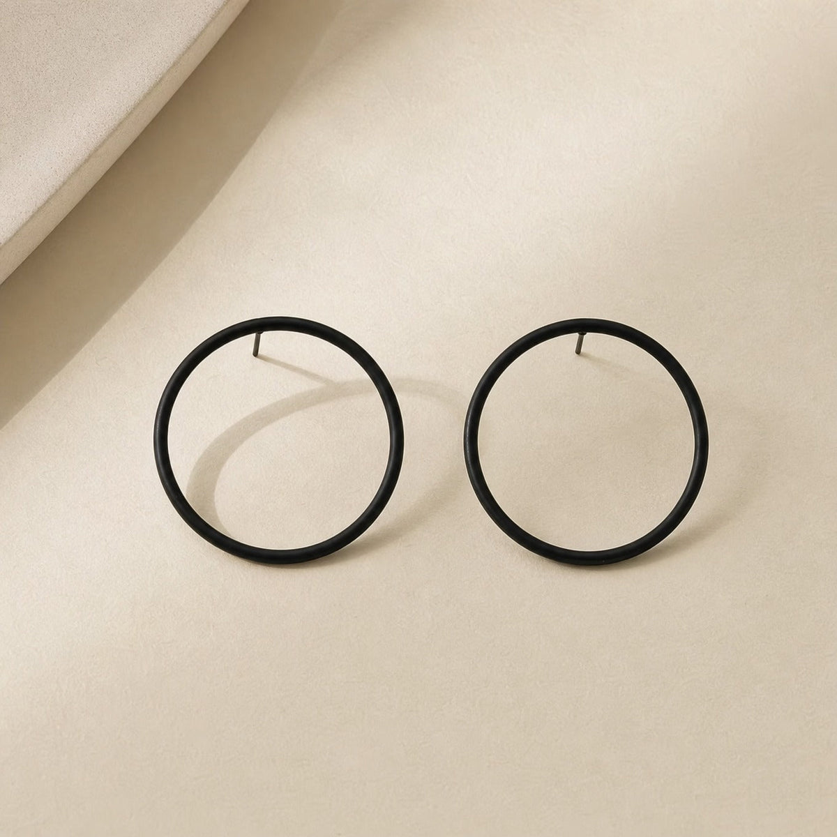 Pendientes refinados de aro hueco – imagen 2