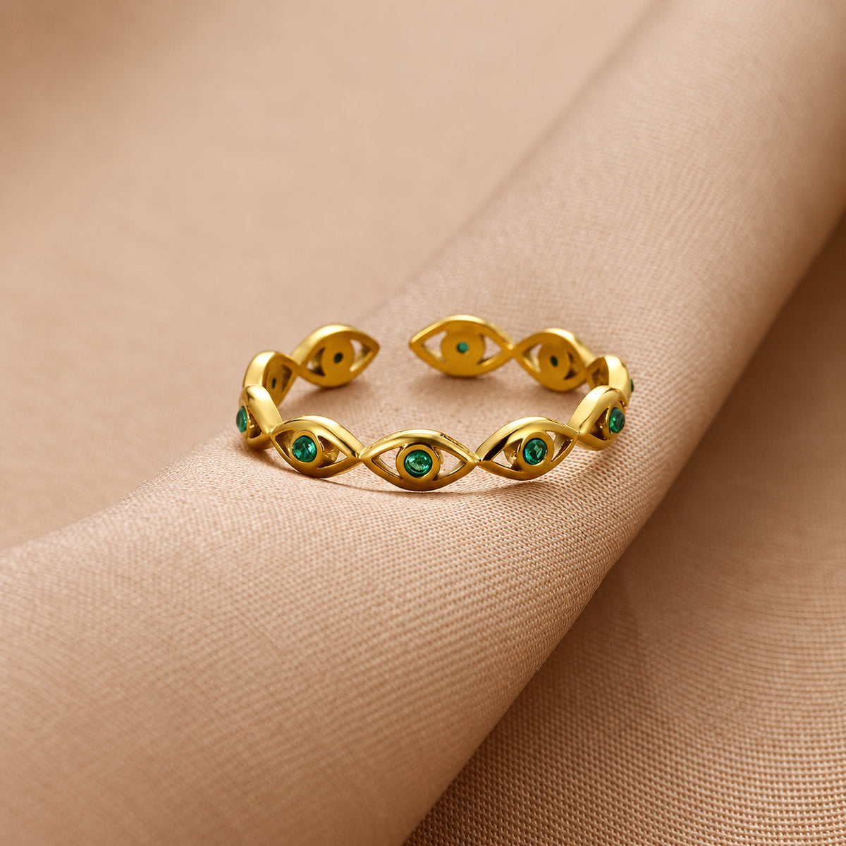 Anillo con piedra preciosa verde radiante