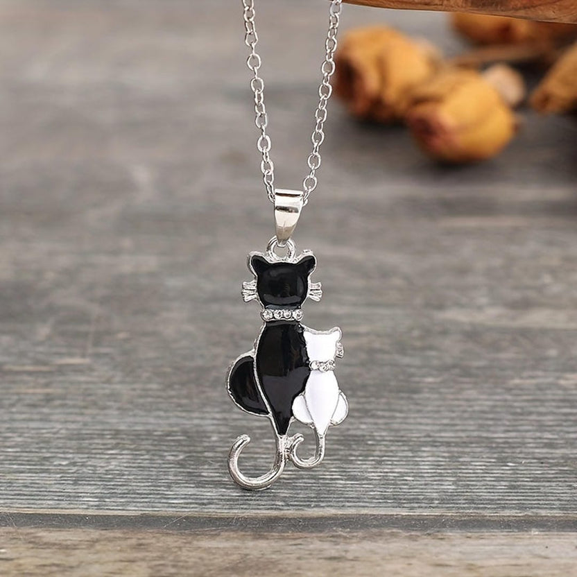 Collar con colgante de pareja de gatos en blanco y negro