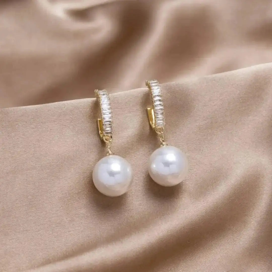 Pendientes elegantes de perla y circonita