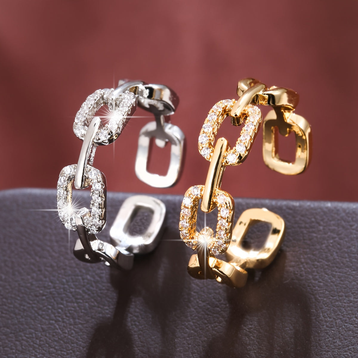 Anillo de oro blanco con circonita cúbica brillante – imagen 3