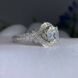 Anillo de oro blanco con moissanita y aro partido – imagen 2