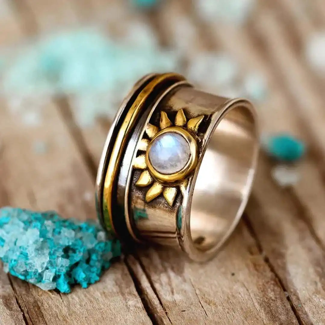 Anillo vintage de piedra blanca con sol