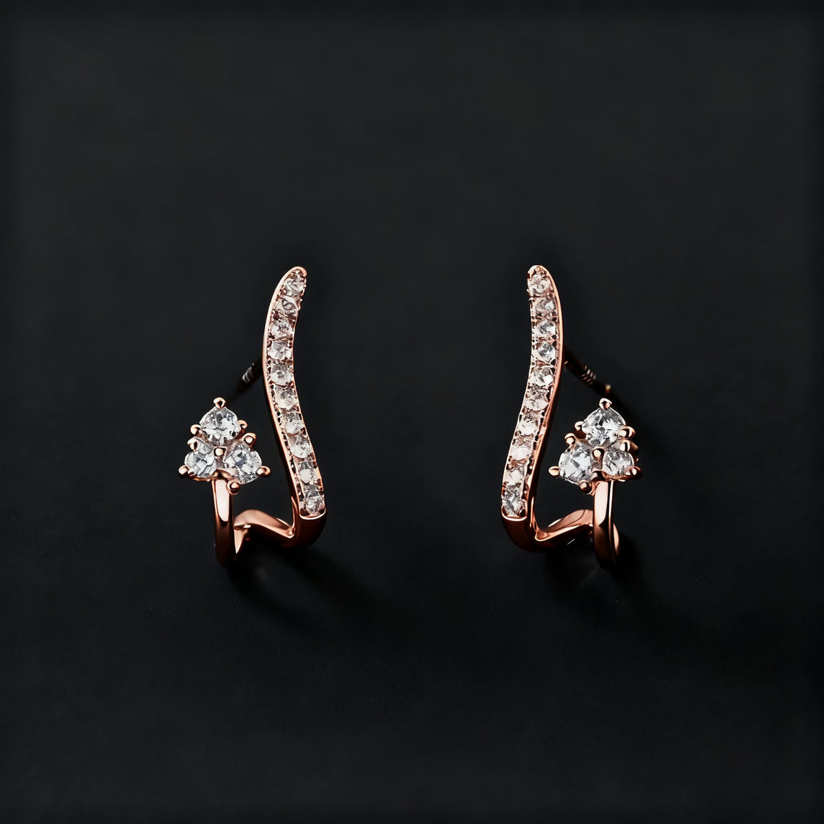 Pendientes elegantes curvados de circonita – imagen 3
