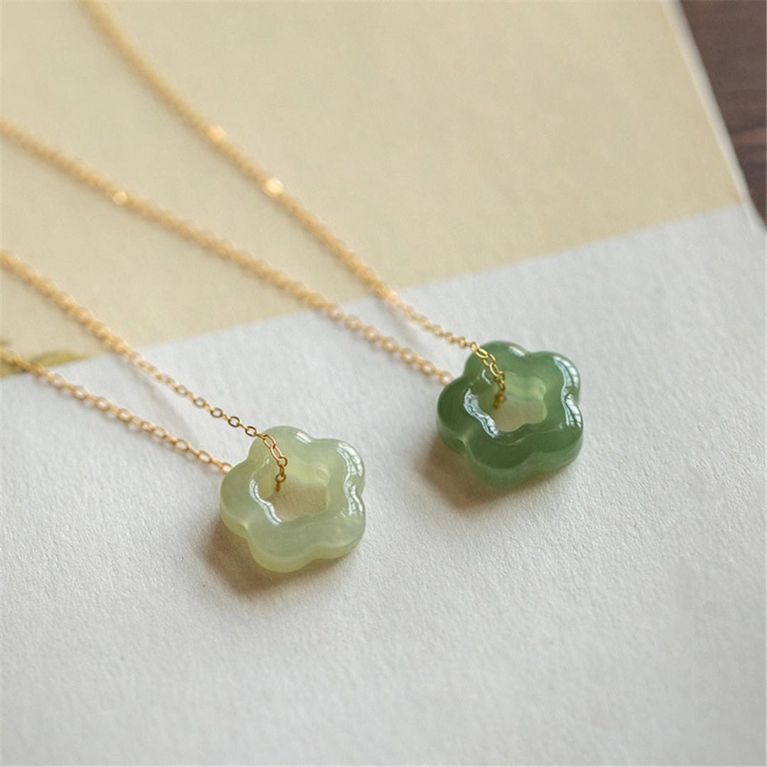 Collar de jade verde con colgante floral